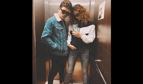 Captan a protagonistas de ‘Élite’ besándose en la vía pública [FOTOS]