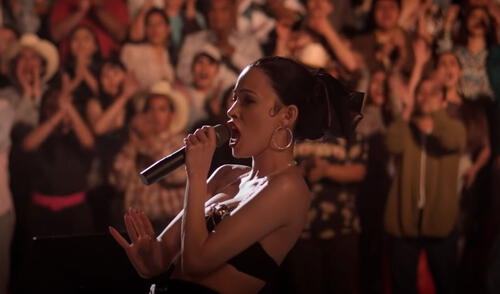 Christian Serratos interpreta a Selena Quintanilla en la bioserie de la cantante, que se estrenará el 4 de diciembre a través de Netflix. Foto: captura Netflix Latinoamérica YouTube Christian Serratos interpreta a Selena Quintanilla en la bioserie de la cantante, que se estrenará el 4 de diciembre a través de Netflix. Foto: captura Netflix Latinoamérica YouTube