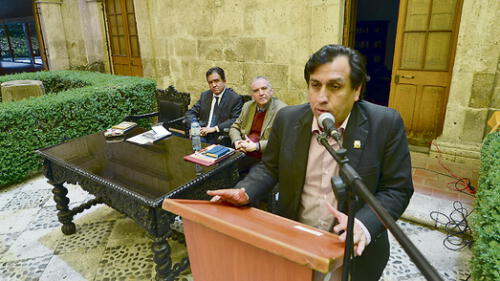 Arequipa: Analizan en libro la novela "La ciudad y los perros" de Mario Vargas Llosa Arequipa: Analizan en libro la novela "La ciudad y los perros" de Mario Vargas Llosa