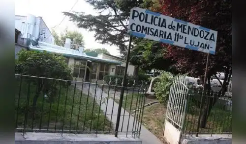 Organizó una fiesta en su casa: cuando se fueron los invitados, 4 chicos la violaron
