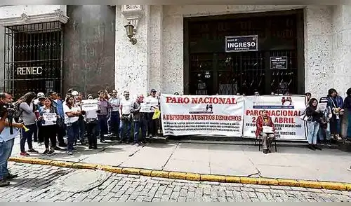 En Arequipa, trabajadores de Reniec protestan por sueldos En Arequipa, trabajadores de Reniec protestan por sueldos