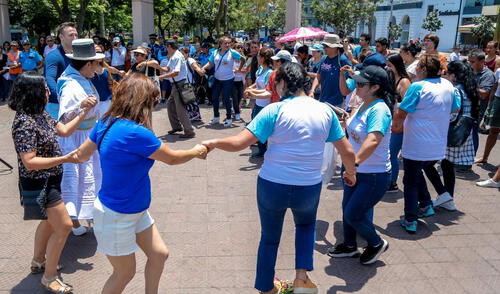 Danzantes bailaron con turistas que se encontraban conociendo Miraflores. Danzantes bailaron con turistas que se encontraban conociendo Miraflores.