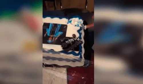 Facebook viral: Joven pasó vergüenza al partir su torta y llevarse una inesperada sorpresa [VIDEO]