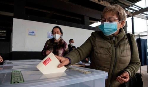 Chilenos acuden a las urnas en segundo día de comicios constituyentes