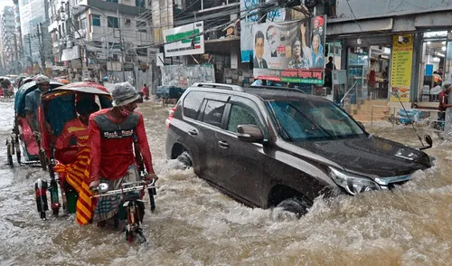 Los científicos pronostican que las inundaciones empeorarán a medida que el cambio climático intensifique las lluvias. Foto: Munir Uz Zaman / AFP Millones de personas son afectadas por inundaciones en Bangladesh