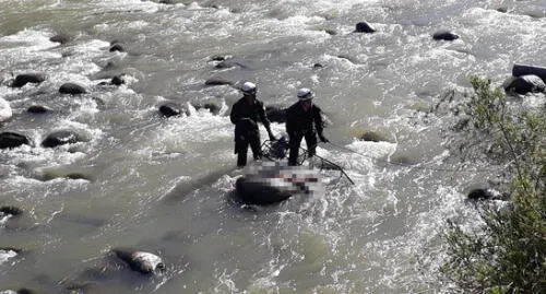 Policías rescatan cadáver atrapado en el río Chili de Arequipa [VIDEO]