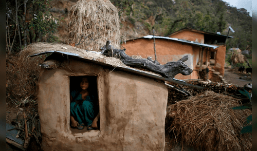 “Chozas menstruales”: Nepal endurece la pena contra práctica supersticiosa que mata a miles de mujeres [VIDEO] 