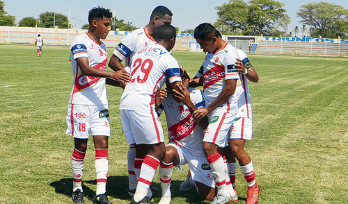 Así lo gozó el equipo albo ayer en el estadio de la ciudad de Bernal.