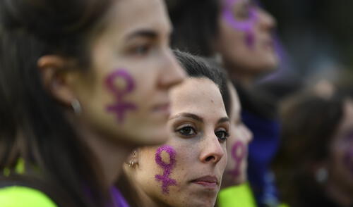Women attend a demonstration marking International Women's Day in Madrid on March 8, 2019. - Unions, feminist associations and left-wing parties have called for a work stoppage for two hours on March 8, hoping to recreate the strike and mass protests seen nationwide to mark the same day in 2018. (Photo by GABRIEL BOUYS / AFP) Mujeres