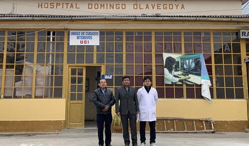 Posan para la foto el anestesiólogo Alfonso Mejía, el director del Hospital Dany Esteban y el cirujano laparoscopista Robert Cáceres.