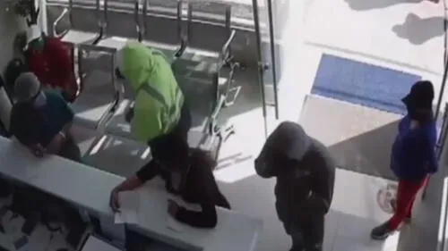 Sujetos cubrieron sus rostros con capuchas para no ser reconocidos a través de las cámaras de seguridad. (Foto: Captura de video / Latina Noticias) ica robo