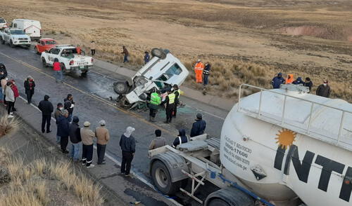 Policía de Carreteras de Puno y Arequipa auxiliaron a los heridos. Foto: PNP Puno: choque entre minivan y camión cisterna dejó ocho fallecidos y varios heridos