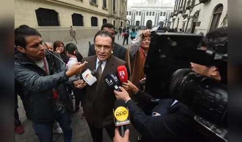 Gritan a Héctor Becerril que se someta a examen toxicológico [VIDEO]