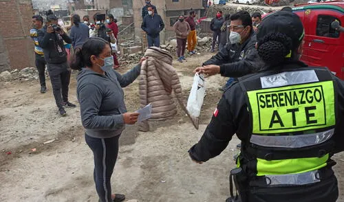 Reparten 15 mil casacas a población vulnerable de Ate Vitarte. / Creditos: María Pía Ponce/ URPI-GLR