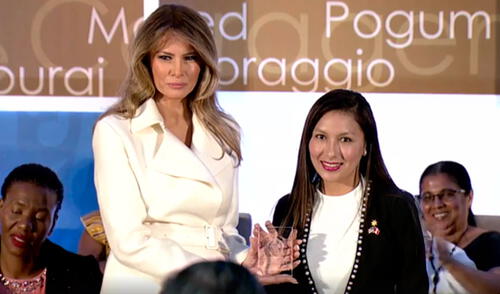 Melania Trump entrega premio a Arlette Contreras [VIDEO]