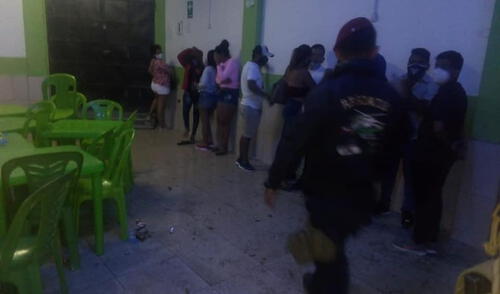 Hombres y mujeres se encontraban en el bar R12.