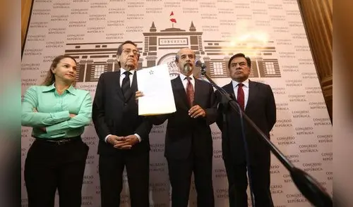 Congresistas apristas arremeten contra Vizcarra luego de su visita al Congreso