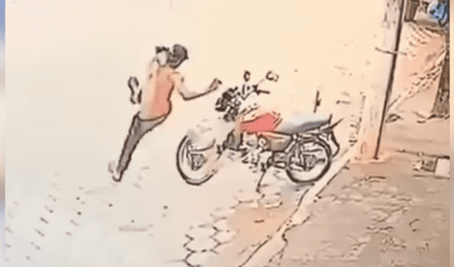 Facebook viral: Ciclista queda en ridículo tras querer 'vengarse' de moto mal estacionada [VIDEO]