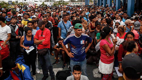 Los extranjeros acuden al Centro Binacional de Atención de Frontera (CEBAF) para registrar su ingreso al país. Foto: La República. Los extranjeros acuden al Centro Binacional de Atención de Frontera (CEBAF) para registrar su ingreso al país. Foto: La República.