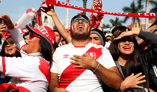 Hincha peruano entonando el himno nacional. Créditos: Jorge Cerdán / GLR Hincha peruano entonando el himno nacional. Créditos: Jorge Cerdán / GLR