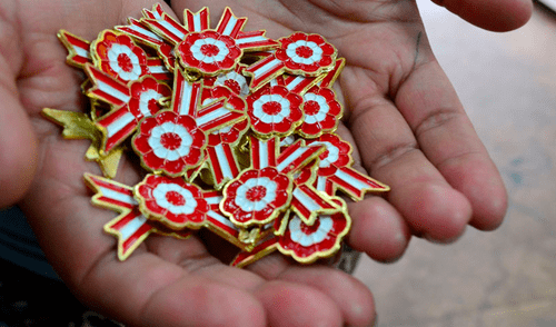 La escarapela es de uso tradicional en Fiestas Patrias . Foto: archivo La República La escarapela es de uso tradicional en Fiestas Patrias . Foto: archivo La República