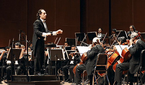 Fernando Valcárcel, dirige la Orquesta Sinfónica Nacional. Inician su temporada 2022 este viernes 11 de febrero.