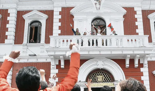 Ovación. El pueblo, con el corazón encendido, esperó la proclamación de la independencia. Foto: La República