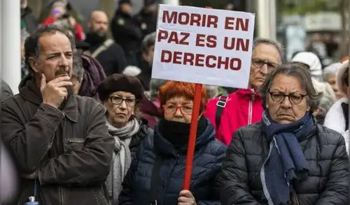Españoles exigiendo que se apruebe el derecho a la eutanasia. Foto: difusión Españoles exigiendo que se apruebe el derecho a la eutanasia. Foto: difusión