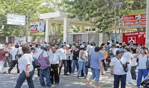 Trabajadores reclaman mejoras en el sector salud. Foto: La República. Trabajadores reclaman mejoras en el sector salud. Foto: La República.