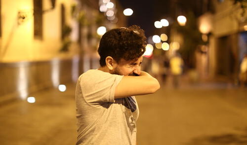 Para la mayoría de las personas, un caso de ómicron positivo se sentirá mucho más como un resfriado común. Foto: John Michael Ramon Taya/La República