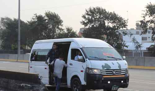 Agentes también supervisan que los pasajeros cumplan con las medidas de bioseguridad. Foto: Jorge Cerdán / La República.