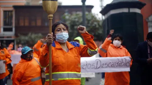 Durante el debate, un grupo de trabajadores de limpieza del Callao realizaron un plantón al Congreso a fin de que se apruebe la ley que las proteja. Foto: Referencial