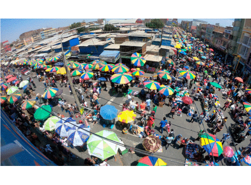 El mercado Modelo es invadido por más de diez mil informales. Foto: Clinton Medina.