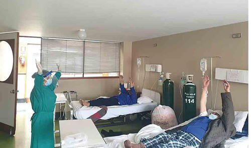 Los pacientes que consiguen recuperarse de la COVID quedan con algunas secuelas. Eso les obliga a someterse a ejercicios de rehabilitación. Foto: difusión Los pacientes que consiguen recuperarse de la COVID quedan con algunas secuelas. Eso les obliga a someterse a ejercicios de rehabilitación. Foto: difusión