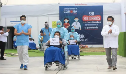 Pacientes hospitalizados por COVID-19 en la Villa Mongrut son despedidos por el personal médico tras recibir el alta. Foto: EsSalud