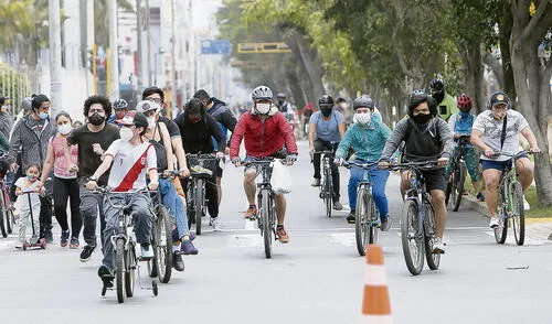 Personas deben usar doble mascarilla y protector facial. Foto: La República