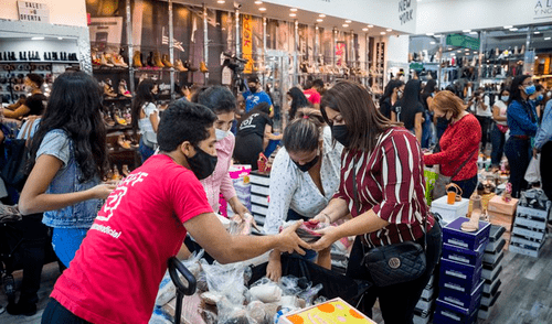 Durante la semana varias tiendas de los centros comerciales de Caracas promocionaron la celebración de Black Friday. Foto: EFE