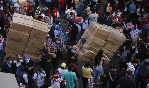 En el Centro de Lima se reportaron aglomeraciones por las fiestas de fin de año . Foto: Marco Cotrina / La República En el Centro de Lima se reportaron aglomeraciones por las fiestas de fin de año . Foto: Marco Cotrina / La República