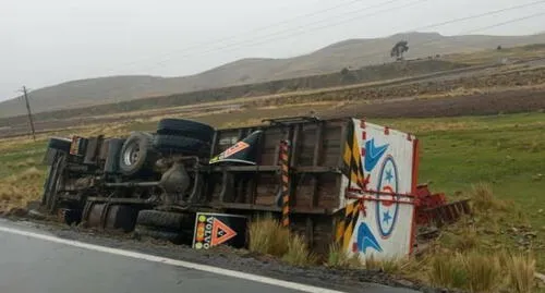 El camión de placa de rodaje B3T – 821 terminó recostado a un costado de la vía. Foto: Facebook Radio Exclusiva Carabaya.