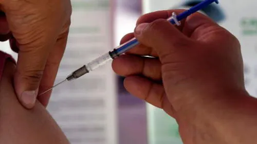 Personal médico administra la vacuna Pfizer / BioNTech contra el nuevo coronavirus COVID-19. Foto: AFP