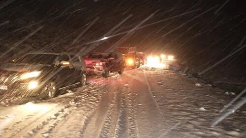 Unidades se encuentran varadas en medio de tormenta de nieve. Foto: PNP Unidades se encuentran varadas en medio de tormenta de nieve. Foto: PNP
