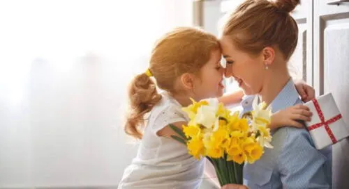 Una lista con dedicatorias para conmemorar el Día de la madre en mayo. Foto: EFE