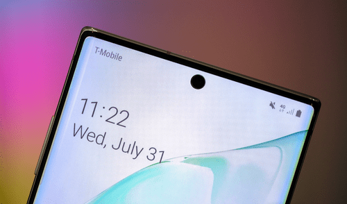Los teléfonos de Samsung alojan la cámara frontal en un notch o en un agujero en la pantalla. Foto: Android Authority