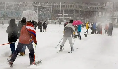 Varias personas esquían en la Plaza de Colón de Madrid, este sábado, cubierta de nieve tras el paso de la borrasca Filomena.  Foto: EFE