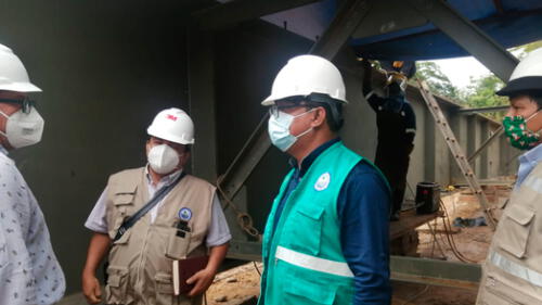 Funcionarios del PEHCBM realizaron una inspección en la construcción de puentes en la vía Chazuta – Curiyacu. Foto: Goresam