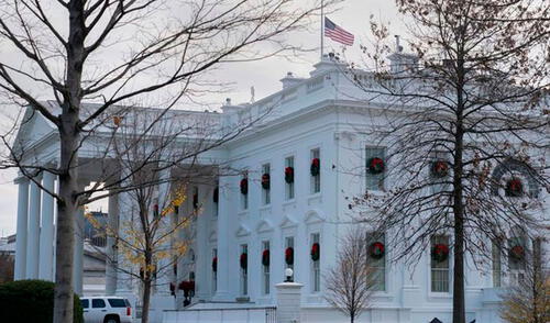 La bandera de EE. UU. de la Casa Blanca ondea a media asta en honor a los fallecidos del pasado 6 de enero. Foto: EFE La bandera de EE. UU. de la Casa Blanca ondea a media asta en honor a los fallecidos del pasado 6 de enero. Foto: EFE