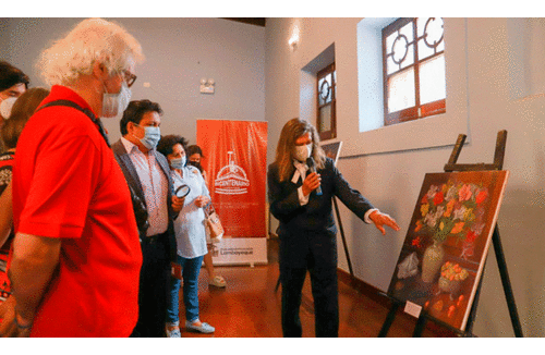 Hugo González explicó que la obra artística consta de 15 cuadros pintados al óleo sobre lienzo. Foto: Municipalidad Provincial de Lambayeque