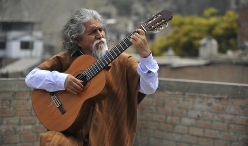 El maestro ayacuchano Manuelcha Prado ha establecido un estilo en la guitarra andina peruana.