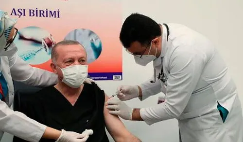 La vacuna Sinovac se distribuirá entre la población mediante dos dosis aplicadas con 28 días de diferencia. Foto: EFE