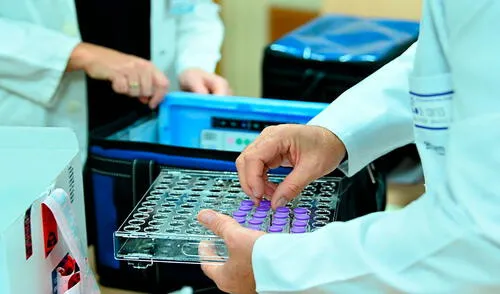 En España ya inoculan con la vacuna de Pfizer y BioNTech contra la COVID-19. Foto: AFP
